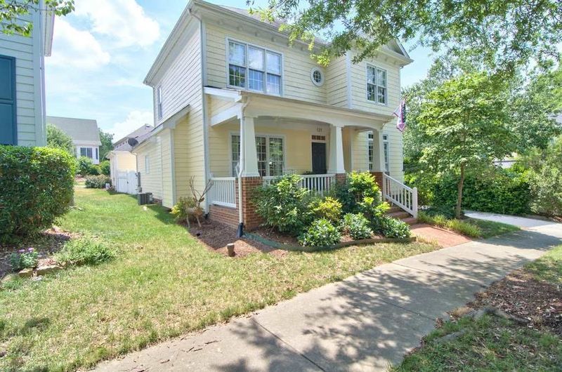 121 Tharrington Dr, Chapel Hill, NC 27516