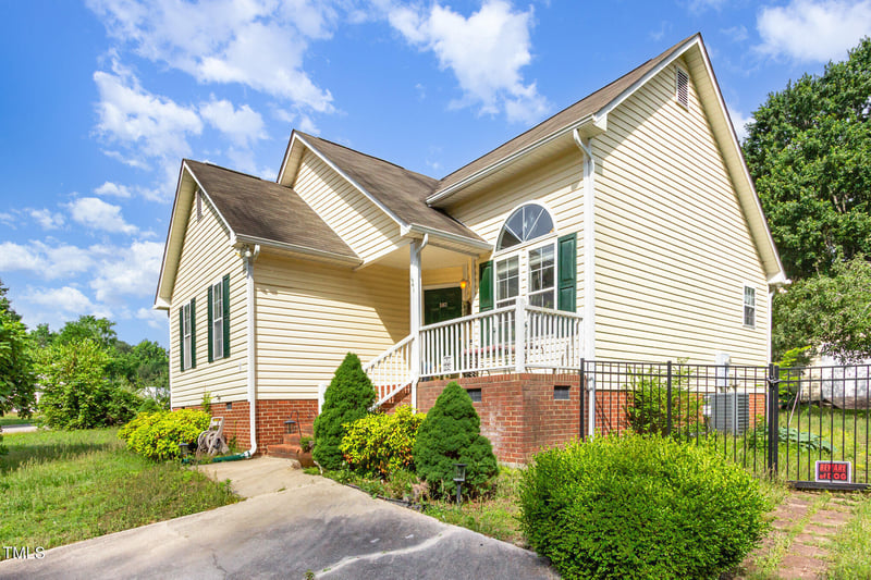 1211 Azalea Dr, Zebulon, NC 27597