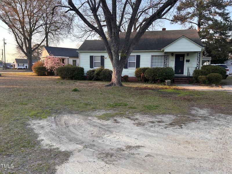 1212 W Divine St, Dunn, NC 28334