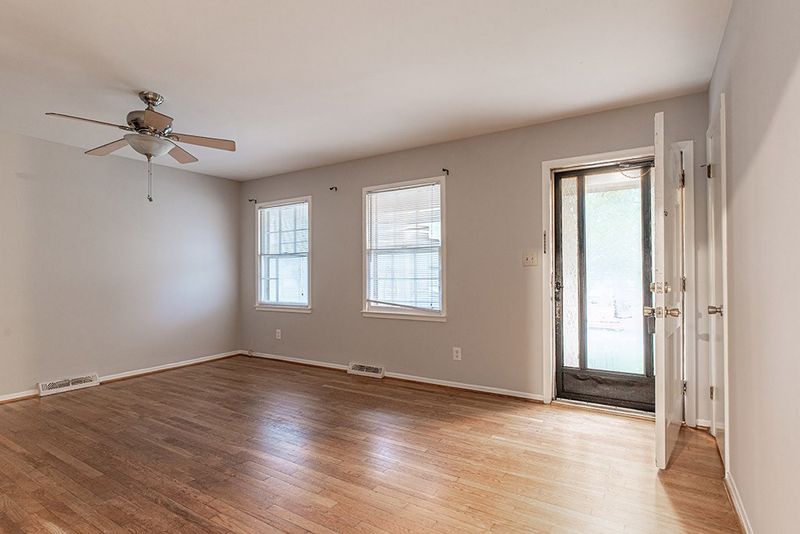 1216 Bentley Ln, Raleigh, NC 27610