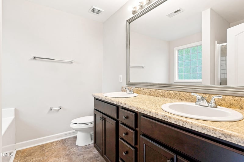 1216 Braemar Highland Dr, Zebulon, NC 27597