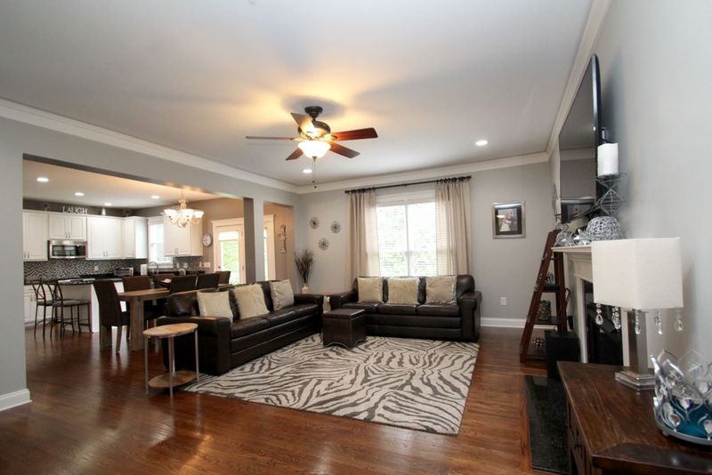 122 Naperville Dr, Cary, NC 27519