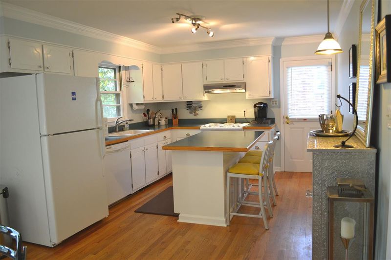 1220 Pineview Dr, Raleigh, NC 27606
