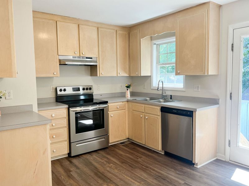 1221 Grovewood Dr, Clayton, NC 27520