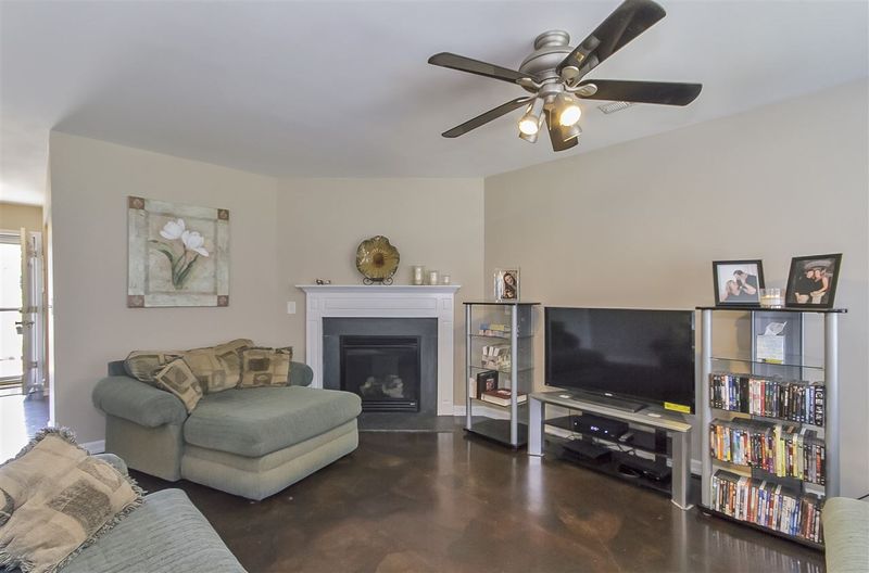 1223 Maple Ridge Dr, Burlington, NC 27217