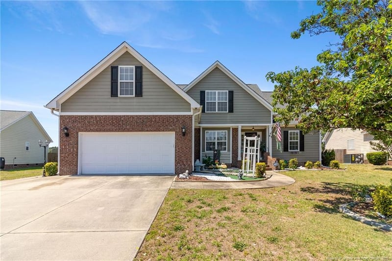 1225 Thistle Gold Dr, Hope Mills, NC 28348