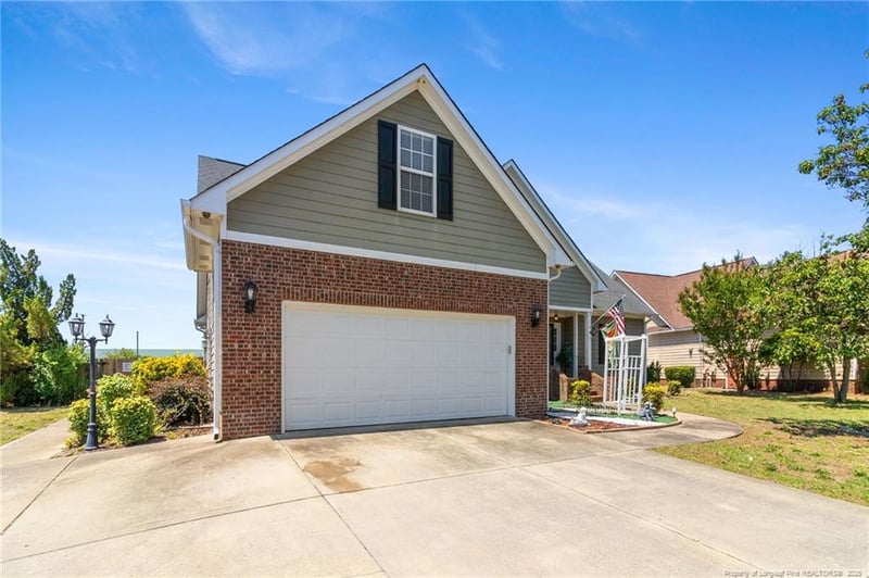 1225 Thistle Gold Dr, Hope Mills, NC 28348