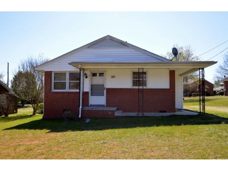1228 Macon St, Burlington, NC 27217
