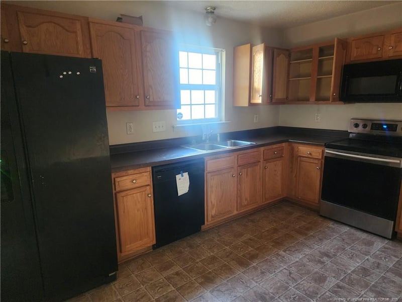 1229 Locks Creek Rd, Fayetteville, NC 28312