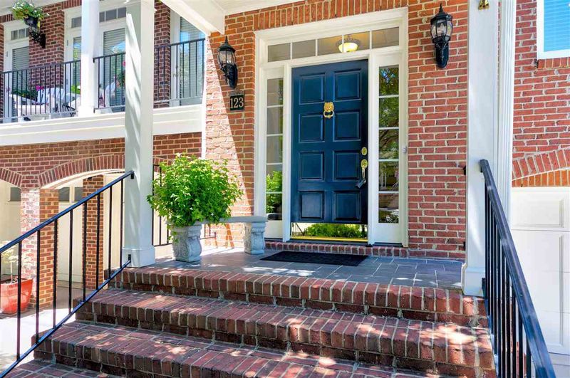 123 Lions Gate Dr, Cary, NC 27518