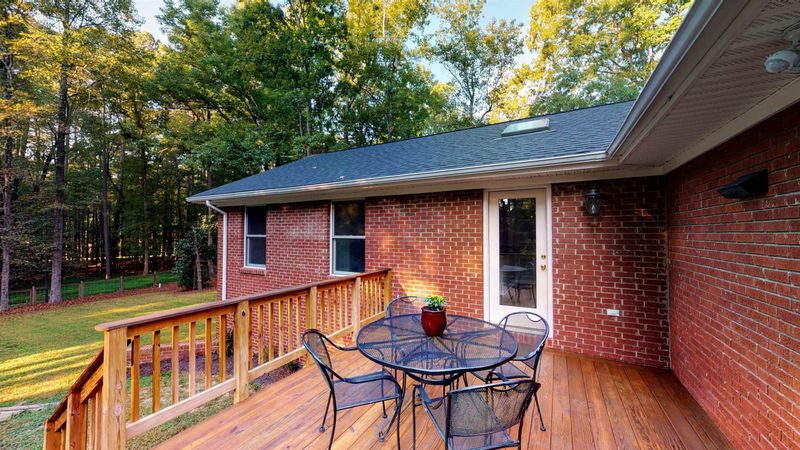 123A Windsor Cir, Chapel Hill, NC 27516