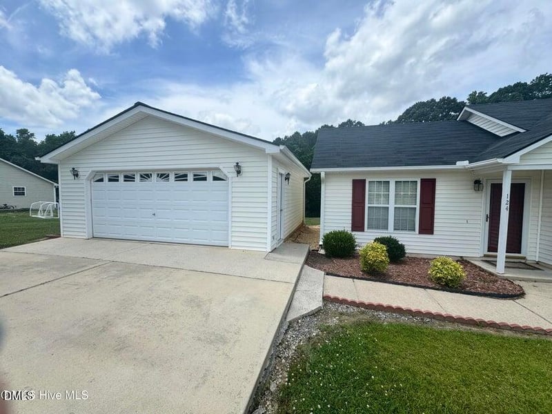 124 Stockbridge Dr, Selma, NC 27576