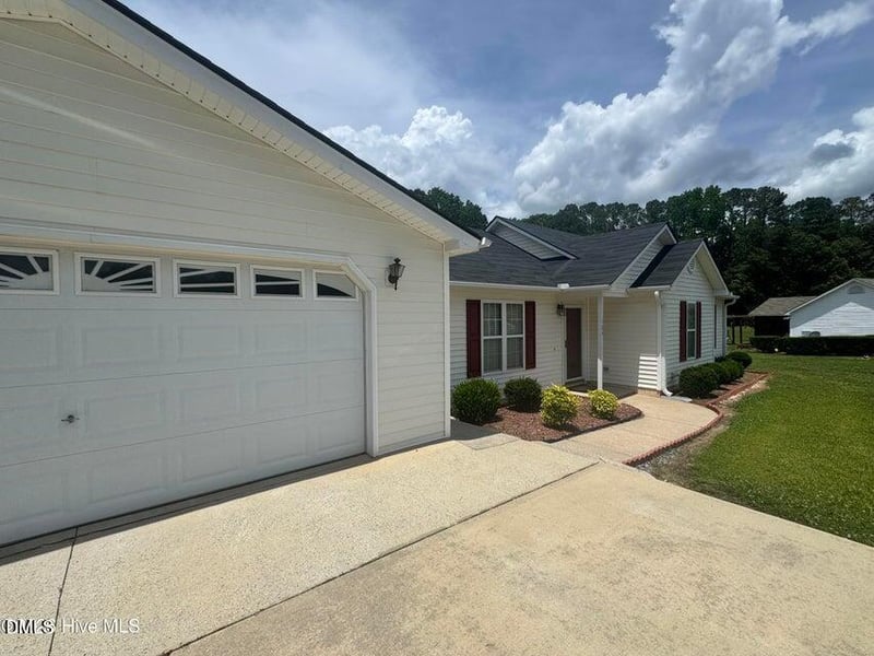 124 Stockbridge Dr, Selma, NC 27576