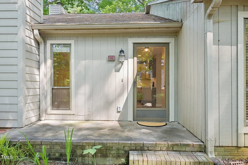 124 Twin Oaks Pl, Cary, NC 27511