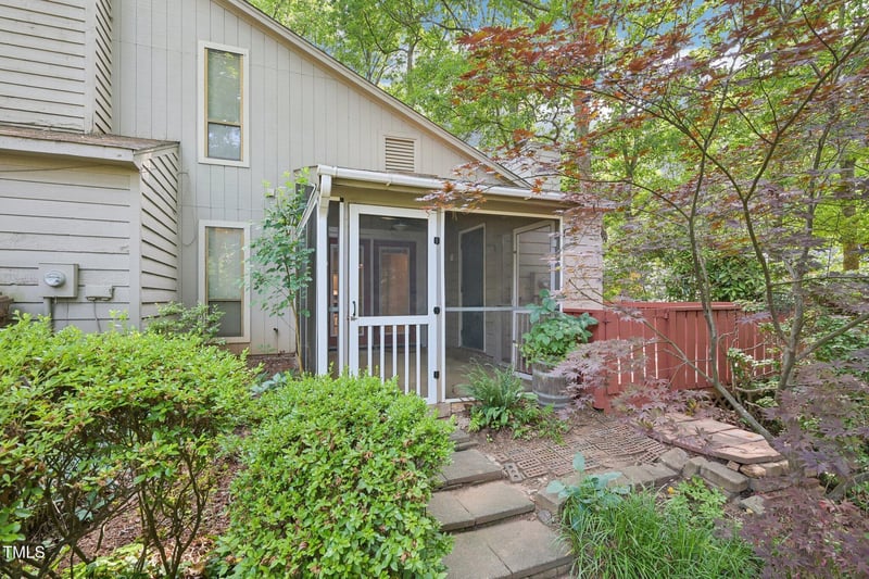 124 Twin Oaks Pl, Cary, NC 27511
