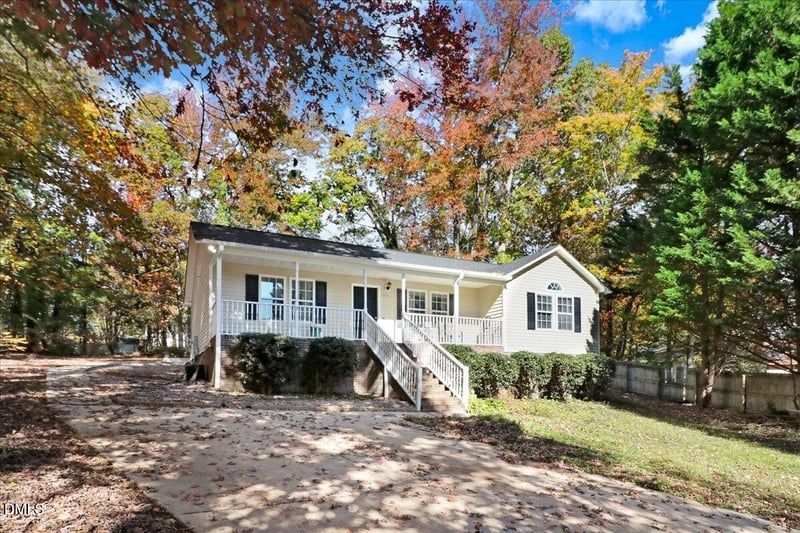 1240 Banjo Dr, Zebulon, NC 27597