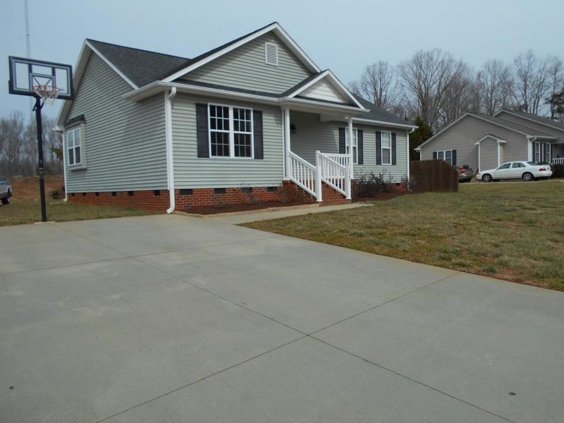 1241 Durham Meadows Dr, Burlington, NC 27217