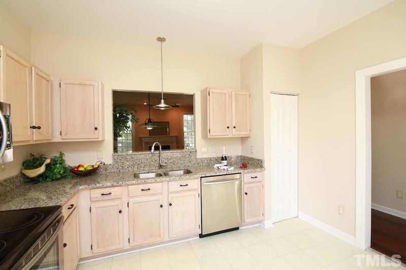 125 Windward Ct, Cary, NC 27513