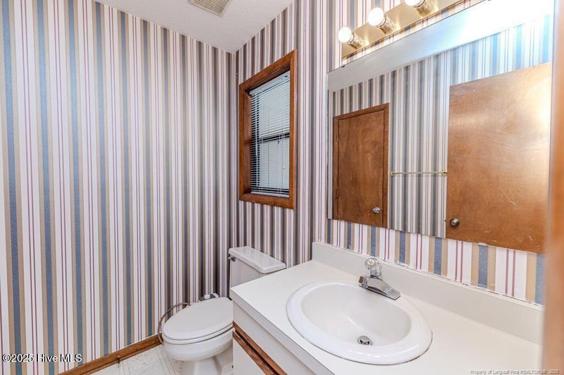 1252 Forest Dr, Fayetteville, NC 28303