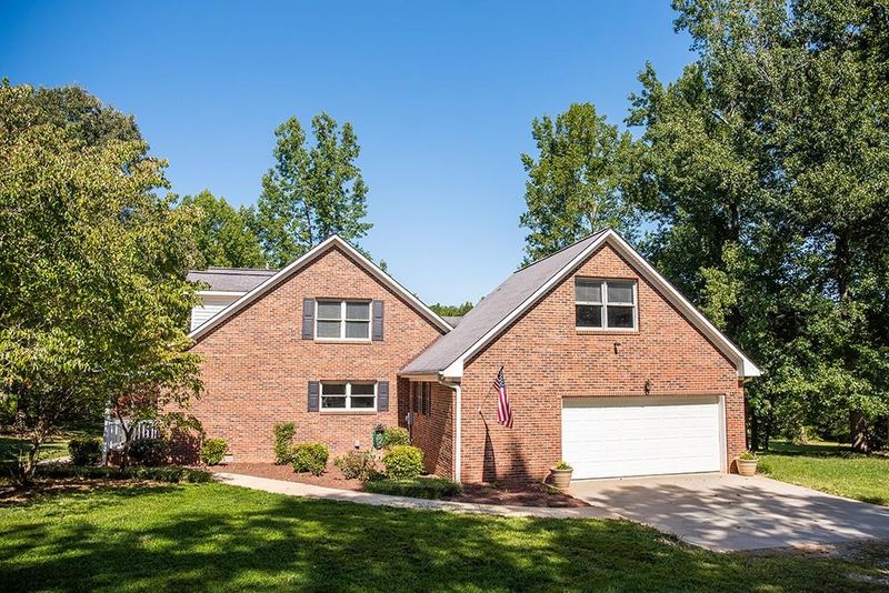1267 Willowlake Rd, Burlington, NC 27217