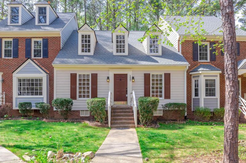 127 Hedgerow Ct, Cary, NC 27513