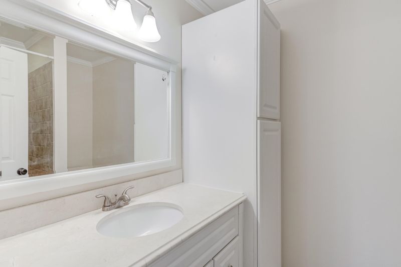 127 Hedgerow Ct, Cary, NC 27513