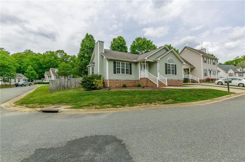 127 Hoskins Cir, Burlington, NC 27215