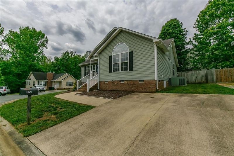 127 Hoskins Cir, Burlington, NC 27215