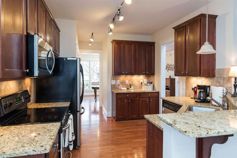 129 Edgepine Dr, Holly Springs, NC 27540
