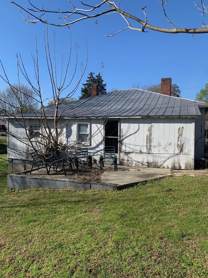 129 Puryear St, Roxboro, NC 27573