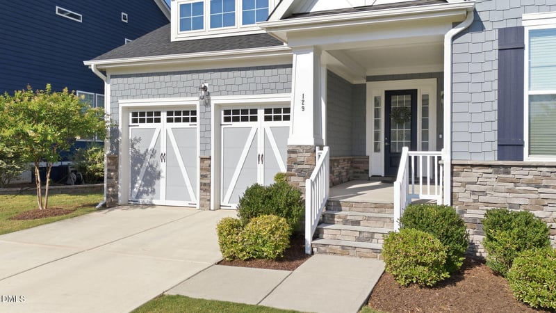129 Treeline Ct, Holly Springs, NC 27540