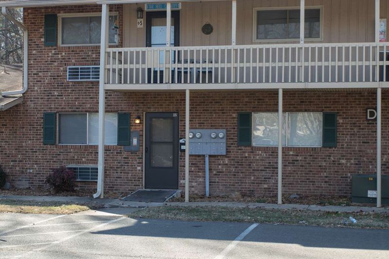 130 S Estes Dr #D-2, Chapel Hill, NC 27514