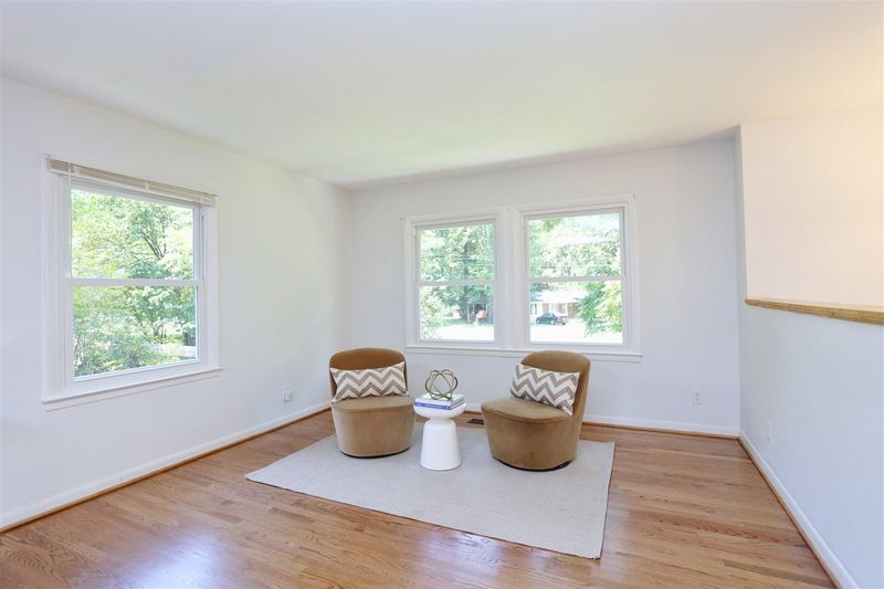 1300 Meadow Ln, Chapel Hill, NC 27516