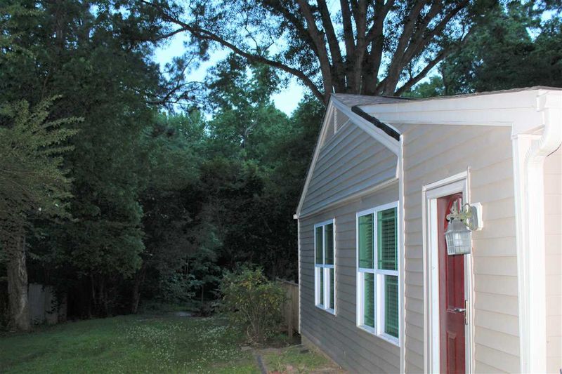 1300 Meadowbrook Dr, Garner, NC 27529