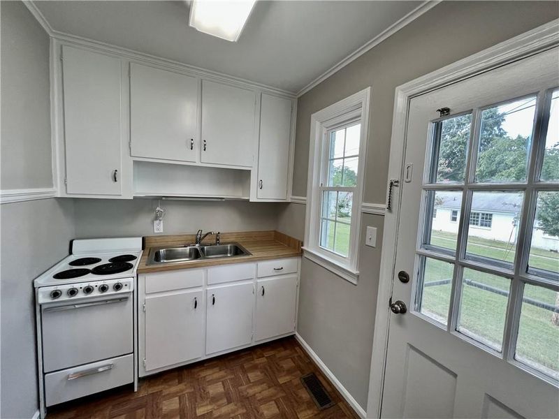 1300 Warwick Dr, Burlington, NC 27215