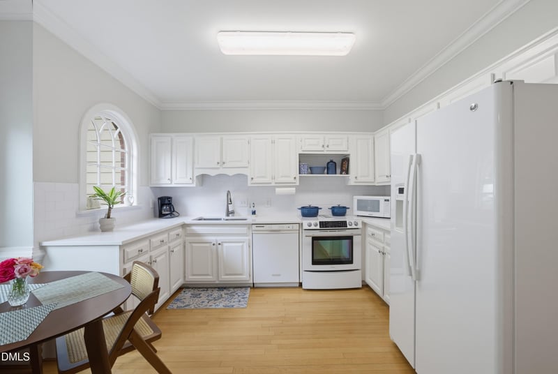 1302 Hampshire Ct, Raleigh, NC 27612