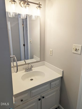 1306 Hampshire Ct, Raleigh, NC 27612