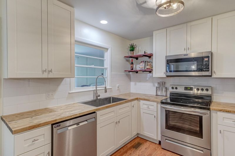 1315 Pineview Dr, Raleigh, NC 27606