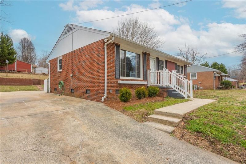 1318 Greenbriar St, Burlington, NC 27215