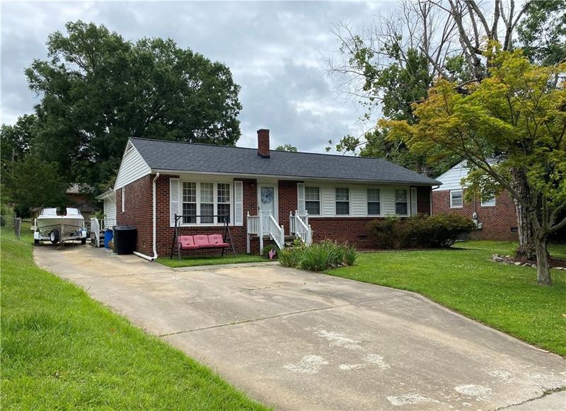 1326 Greenbriar St, Burlington, NC 27215