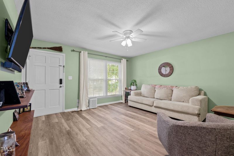 1329 Springdale Dr, Burlington, NC 27215