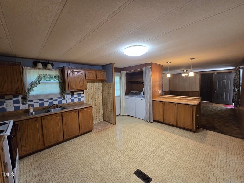 1337 Carroll Heights Rd, Zebulon, NC 27597