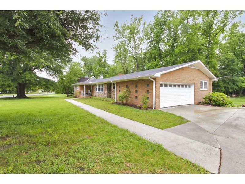 1338 Cherry Dr, Burlington, NC 27215