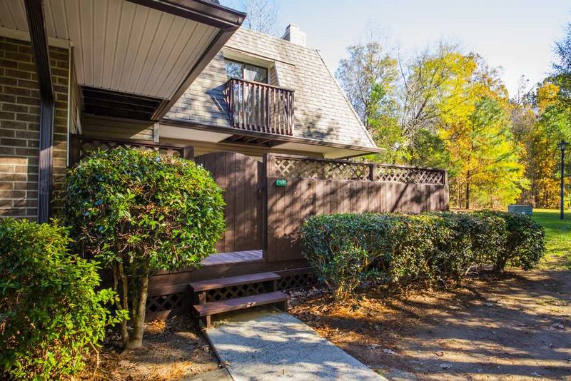 134 Springberry Ln, Chapel Hill, NC 27517
