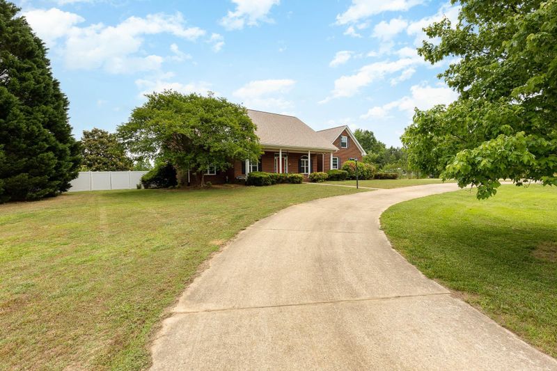 1343 Bowling Rd, Fuquay Varina, NC 27526
