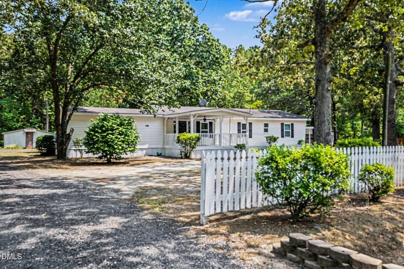135 Trails End Dr, Selma, NC 27576