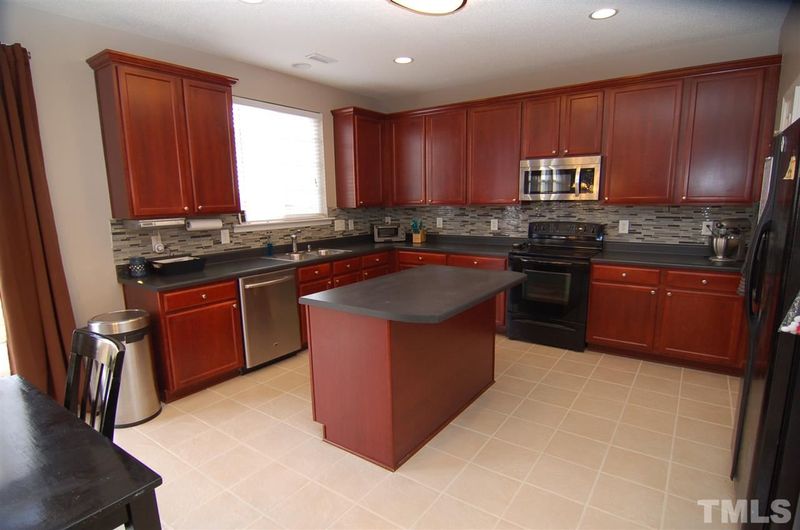 136 Folsom Dr, Holly Springs, NC 27540