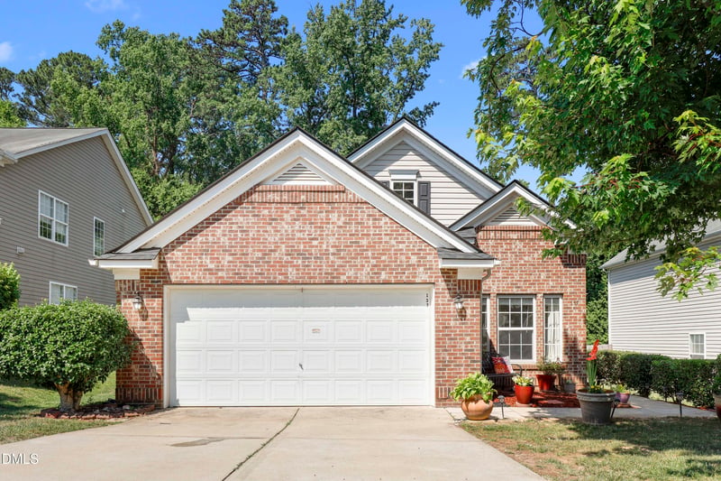 137 Georgetowne Dr, Clayton, NC 27520