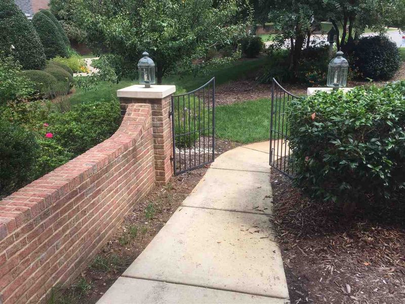 137 Loch Pointe Dr, Cary, NC 27518