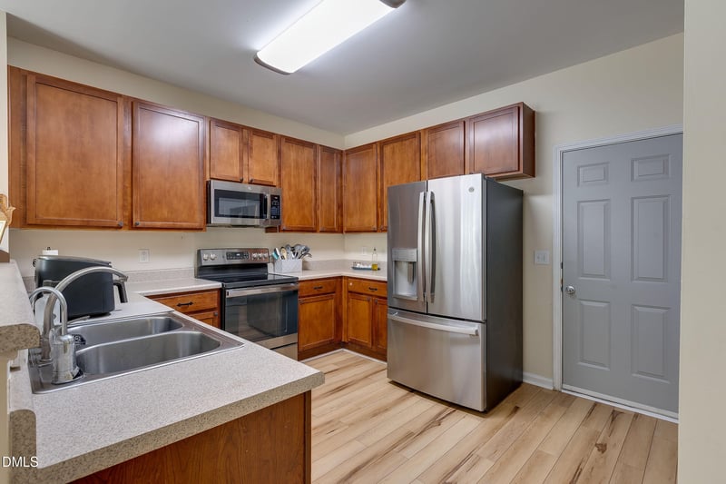 138 Cline Falls Dr, Holly Springs, NC 27540